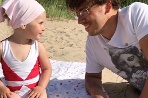 "Процедуры красоты" на пляже: Максим Галкин опубликовал новое видео с дочерью