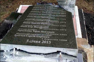 Под Бахмутом вандалы разрушили памятник погибшим бойцам