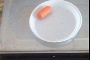 "Каша с мухами, сосиска вместо мяса": журналист показал, чем кормят бойцов