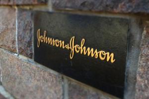 Суд признал, что популярная детская присыпка вызывает рак: больной женщине выплатят гигантскую сумму 