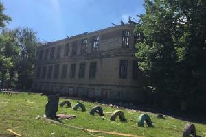 В Красногоровке дети учатся в полуразрушенной боевиками школе: в сети показали кадры