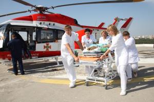 Вертолетом ГСЧС транспортировали тяжелобольную 8-летнюю девочку из Мариуполя в Киев