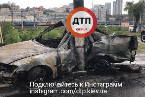 В Киеве авто влетело в столб и загорелось: водитель чудом сумел спастись