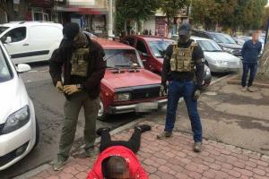 Задержали прямо на улице: В Хмельницком "общественные активисты" требовали деньги у предпринимателей