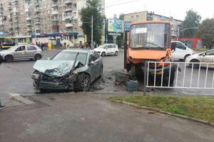 Во Львове маршрутка столкнулась с легковым авто, травмированы 6 человек
