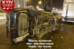 ДТП в Киеве: легковое авто влетело в грузовик и перевернулось