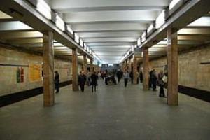 В киевском метро произошло задымление, движение поездов по "синей" ветке остановлено