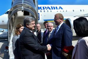 Порошенко прилетел с рабочим визитом в Канаду