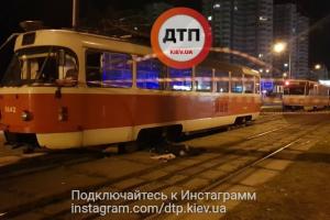 Жуткая смерть: в Киеве мать с ребенком погибли под колесами трамвая