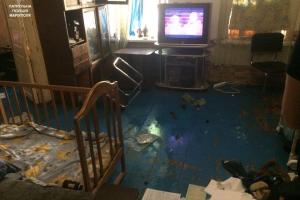 Пошла в гости и задержалась: В Мариуполе голодные дети из окна квартиры просили еду у прохожих