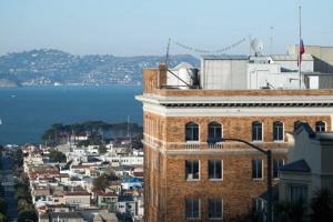 Россия с сегодняшнего дня прекращает прием посетителей в генконсульстве в Сан-Франциско