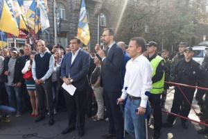 "Человек без бумажек": Саакашвили добрался до Киева и собрал митинг