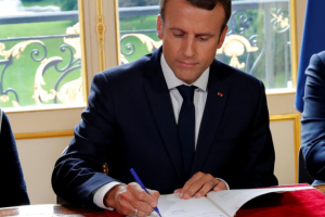 Макрон подписал трудовую реформу, несмотря на массовые протесты французов