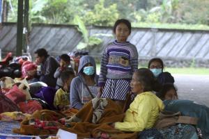 На Бали  "просыпается" вулкан Агунг: 57 тысяч человек эвакуированы