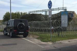 Ситуация на КПП "Краковец": полиция создала живую цепь