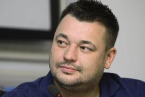 "Осваиваем паркур": певец Сергей Жуков показал, как его дети "висят" на крыше небоскреба