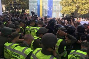 В Одессе 500 активистов собрались под мэрией: начались стычки с полицией, применен газ