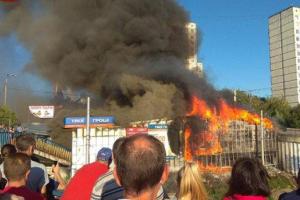 В Киеве пламя охватило несколько киосков: опубликовано видео