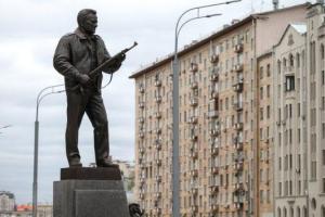 На памятнике Калашникову в Москве изобразили немецкий автомат