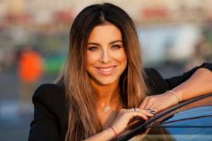 Певица Ани Лорак разозлила поклонников, появившись в наряде из страз