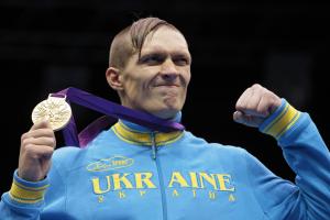 Украинский боксер Александр Усик отправился в Берлин на бой с Хуком
