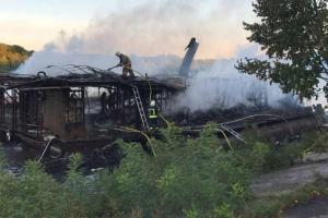 В Киеве масштабный пожар уничтожил ресторан на воде