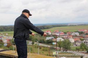 В Тернополе мать троих детей хотела прыгнуть с крыши многоэтажки