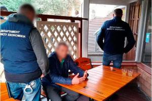 Правоохранители задержали чиновника за вымогательство взятки