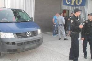 В Киеве группа людей напала на сотрудников СТО: задержанные не успокоились даже в отделении полиции