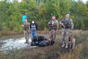 "Возвращение Виктора Федоровича?" Пограничники поймали украинца, который нес из России 500 шапок