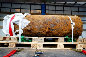 Во Франкфурте обезвредили огромную бомбу времен ВОВ: кадры шокируют