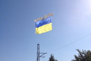 Волонтер рассказал, как донецкие боевики пытались сбить украинский флаг на воздушных шариках