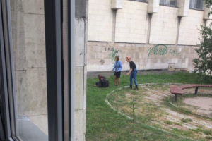 Перерезал горло: В Киеве возле КПИ парень пытался совершить суицид