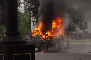 В центре Лисичанска сгорел военный УАЗ: опубликовано видео