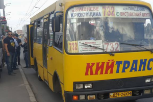 В Киеве водитель автобуса устроил скандал семье погибшего военного: в конфликт вмешались ветераны АТО