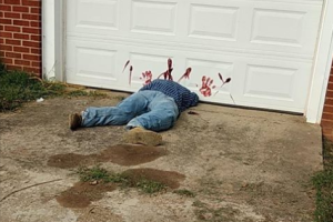 В США вызвал панику "обезглавленный труп" на крыльце дома