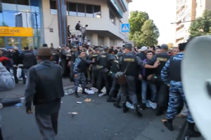 Навальный показал, как в России мусульмане прорывали полицейский кордон на Курбан-байрам