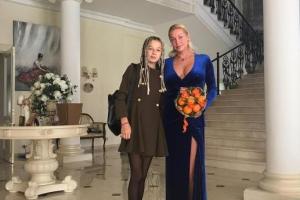 Босая Волочкова и уставшая Седокова: как звезды шоу-бизнеса водили детей в школу