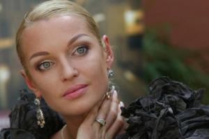 Балерина Волочкова в бархатном платье с глубоким декольте проводила дочь в школу