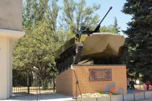 В центре Луганска взорвали памятник боевикам, начался пожар