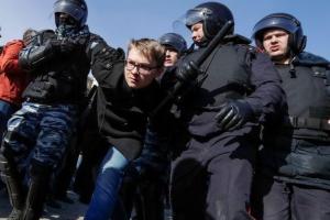 В России предлагают наказывать родителей и школы за участие детей в митингах