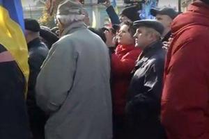 В Киеве проходит вече под зданием ВРУ