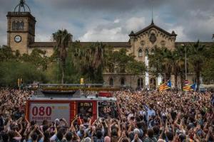 Забастовка в Каталонии: тысячи жителей вышли к полицейским участкам