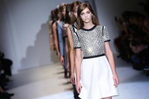 На известный модный бренд подали в суд из-за сексуальных домогательств