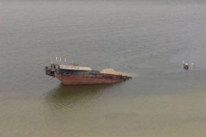 В Каховском водохранилище затонула баржа, нефтяное пятно движется к берегу