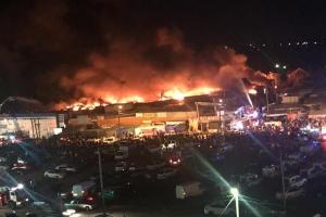 В Ростове пылает рынок: пламя распространилось на площадь 6 кв. км