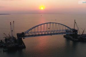 "Лестница сломалась и утянула на дно": С Керченского моста упал один строитель - соцсети