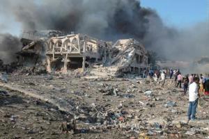 Число погибших в результате теракта в Сомали растет