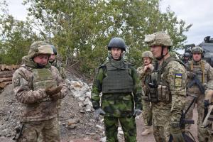 Муженко с Главнокомандующим ВС Швеции посетили зону АТО