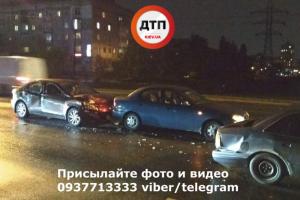 В Киеве столкнулись три автомобиля: образовалась пробка